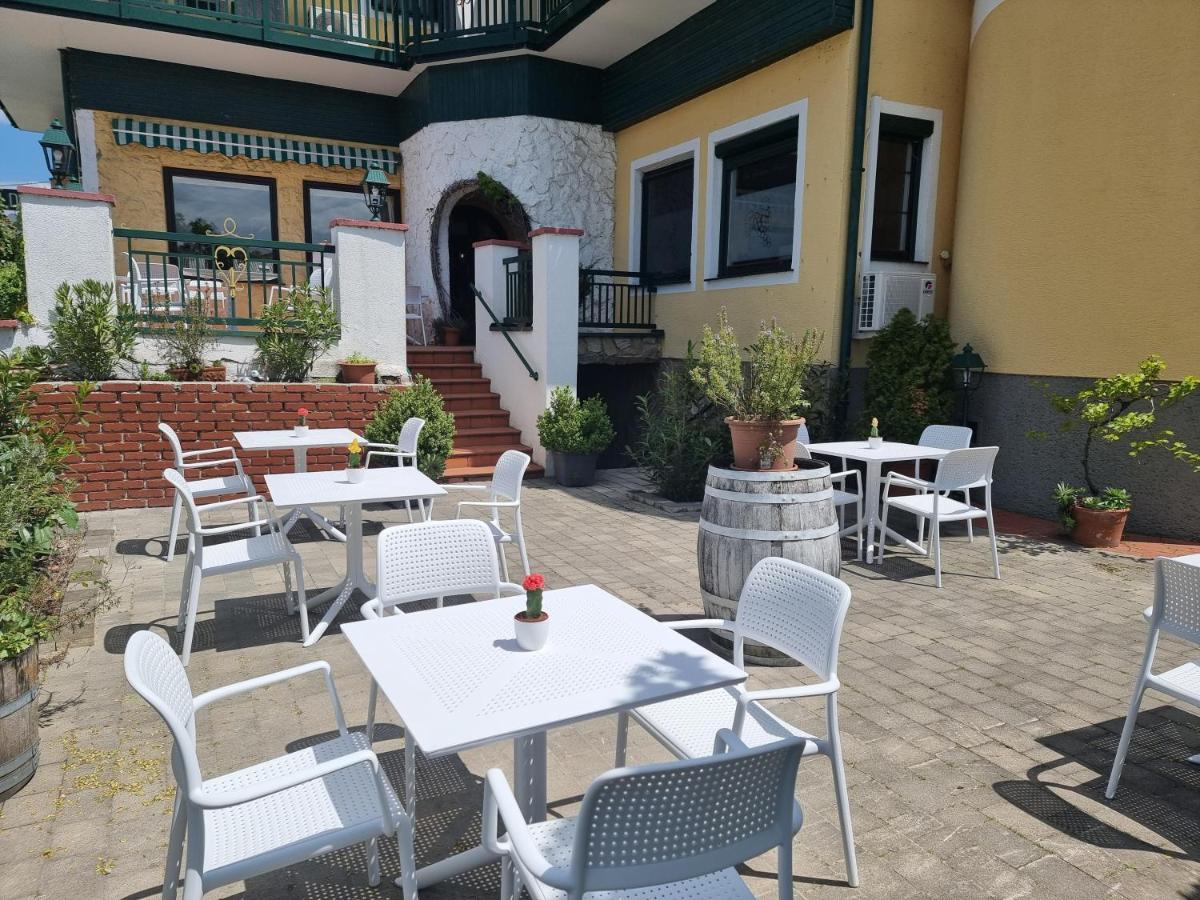 Landgasthof Zur Goldenen Traube Подерсдорф ам Зее Екстериор снимка