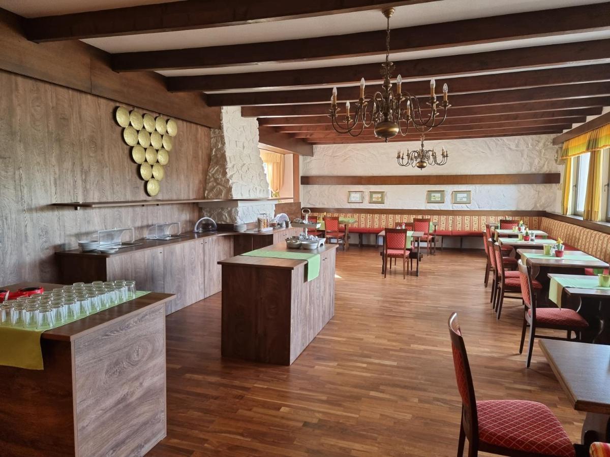 Landgasthof Zur Goldenen Traube Подерсдорф ам Зее Екстериор снимка